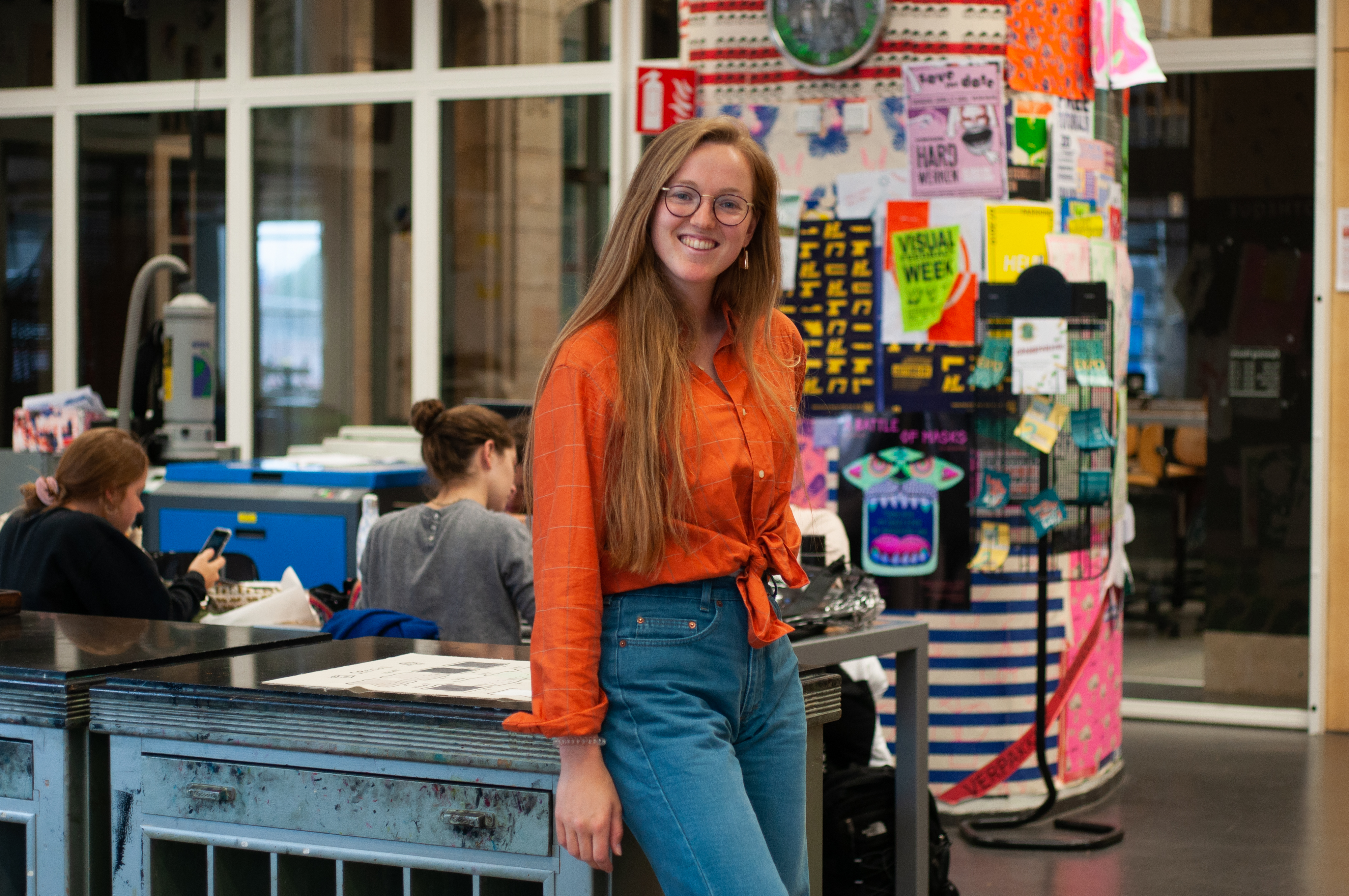 Foto van Anna-Louise in de drukkerij