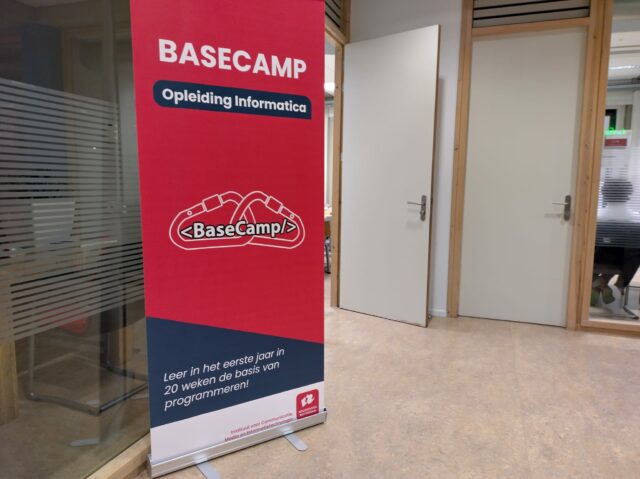 Een banner van basecamp op de 4e etage van Wijnhaven