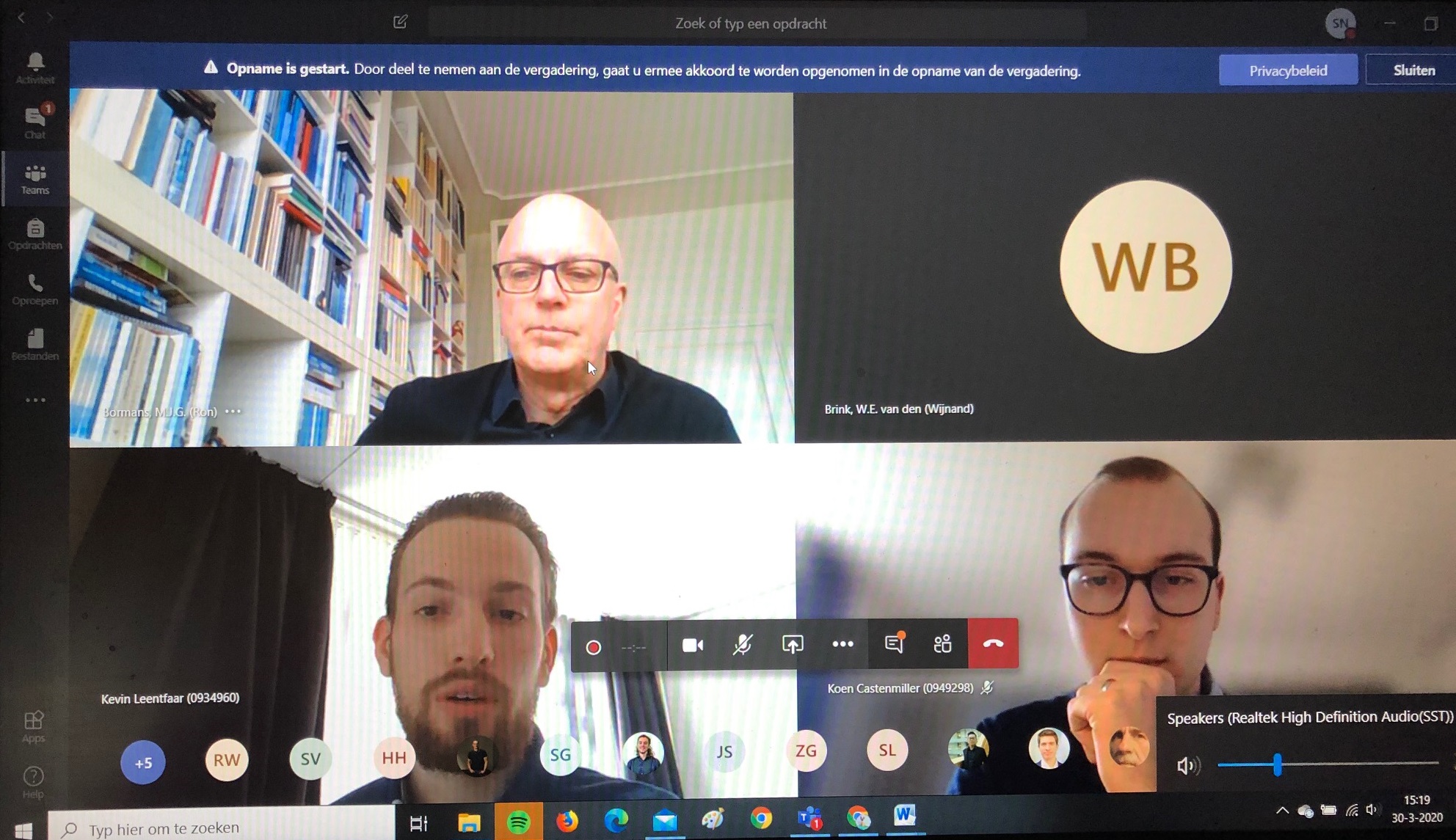 Scherm van Microsoft Teams met beeld van de gezichten van Bormans, Leentfaar en Castenmiller en 'WB', de niet aangezette webcam van Van den Brink