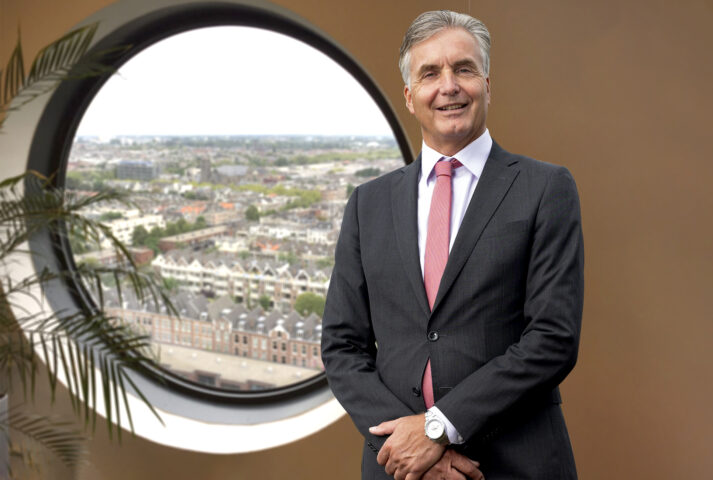 Wijnand van den Brink, op locatie Rochussenstraat voor een van de ronde ramen