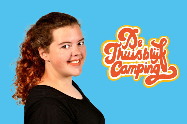 Foto van Aileen met het logo van de thuisblijfcamping
