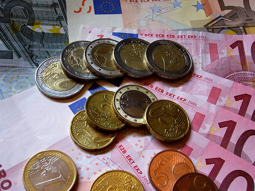 foto van eurobiljetten en munten