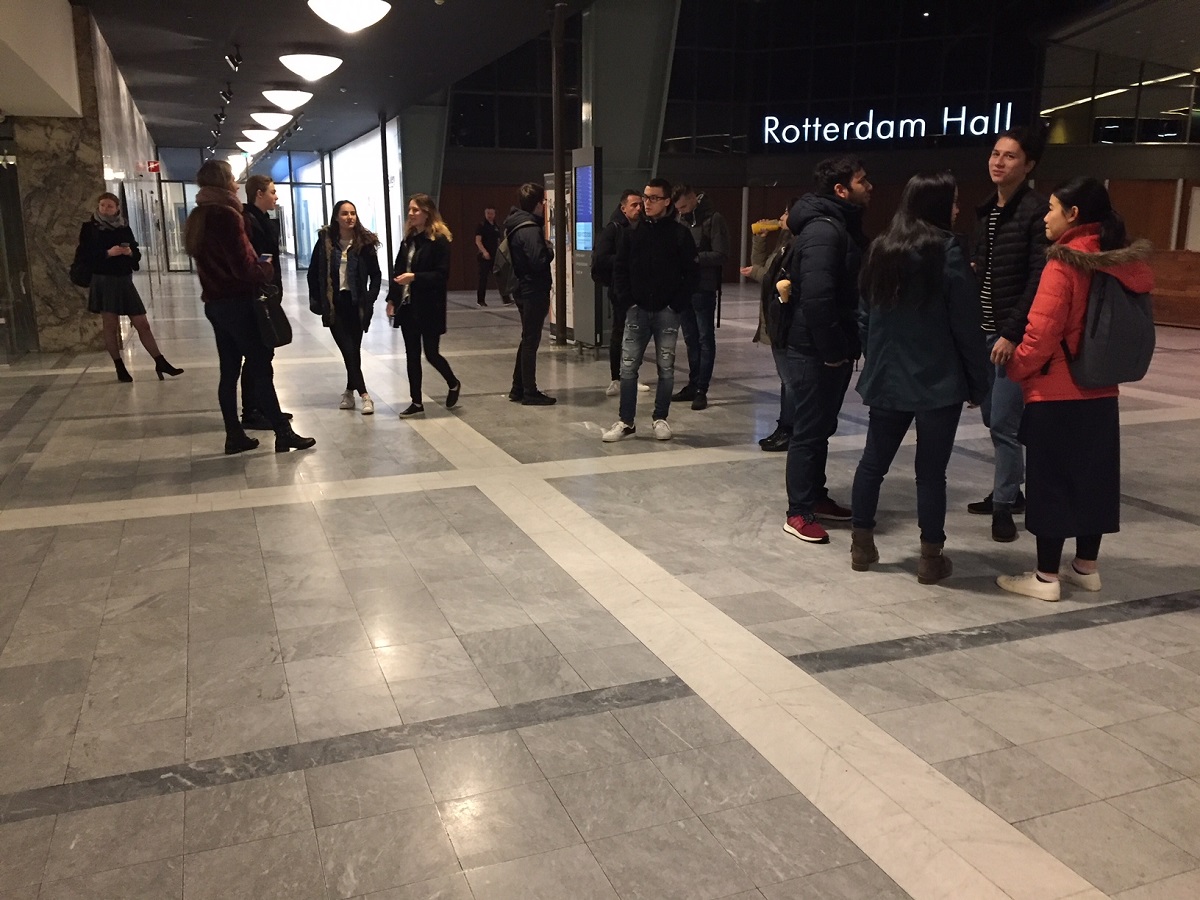 Studenten wachten in de grote hal van het WTC