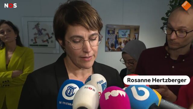 Rosanne Hertzberger tijdens een gesprek met de pers