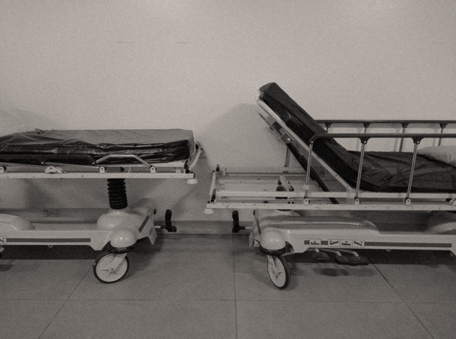 Zwart wit foto van ziekenhuis bedden op een gang