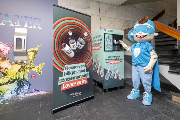 De mascotte van Jarige Job gooit een flesje in de automaat