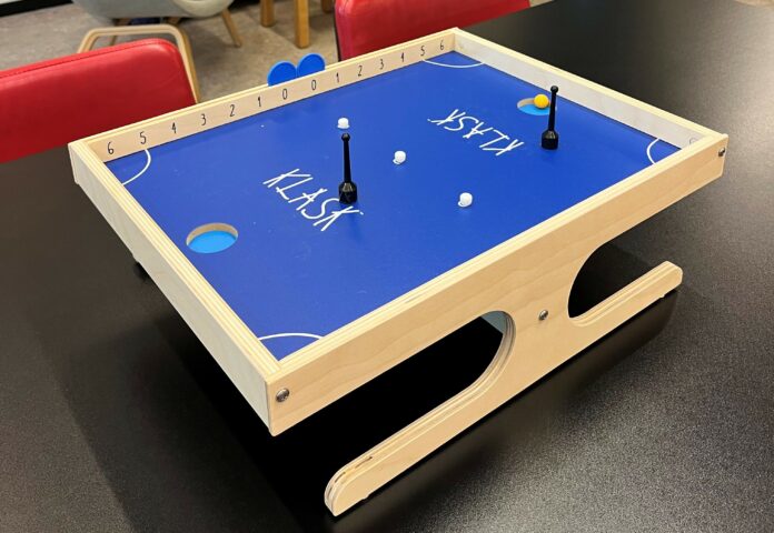 foto van de Klask0tafel
