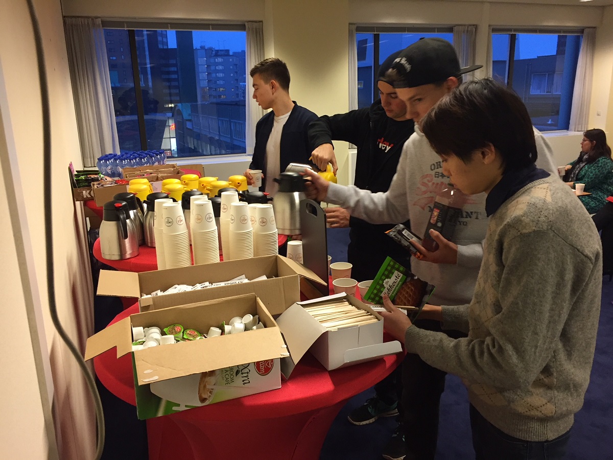 Studenten pakken gratis koffie en koeken