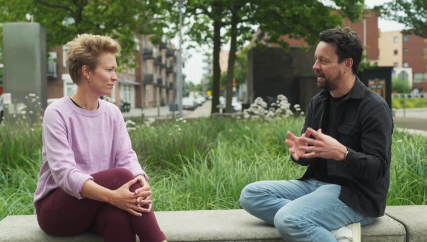 Ted Veldkamp in de buitenruimte in gesprek met Johan Verlinde van Stadsbeheer Rotterdam