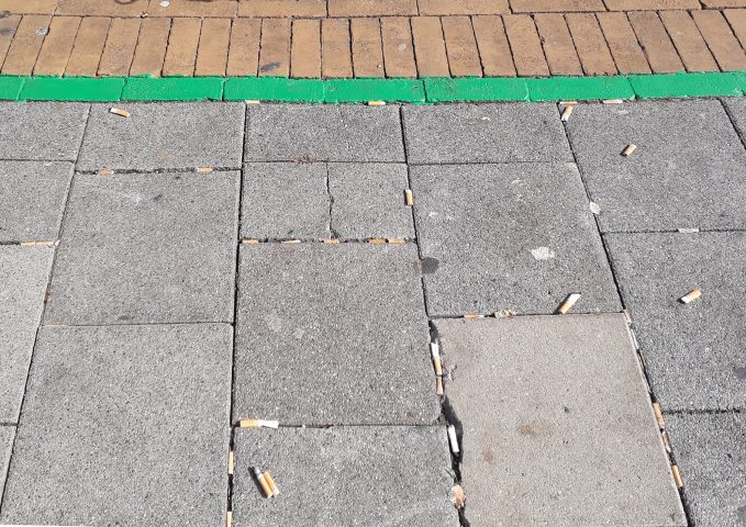  Foto van de groene lijn die de verboden te roken zone duidt. 