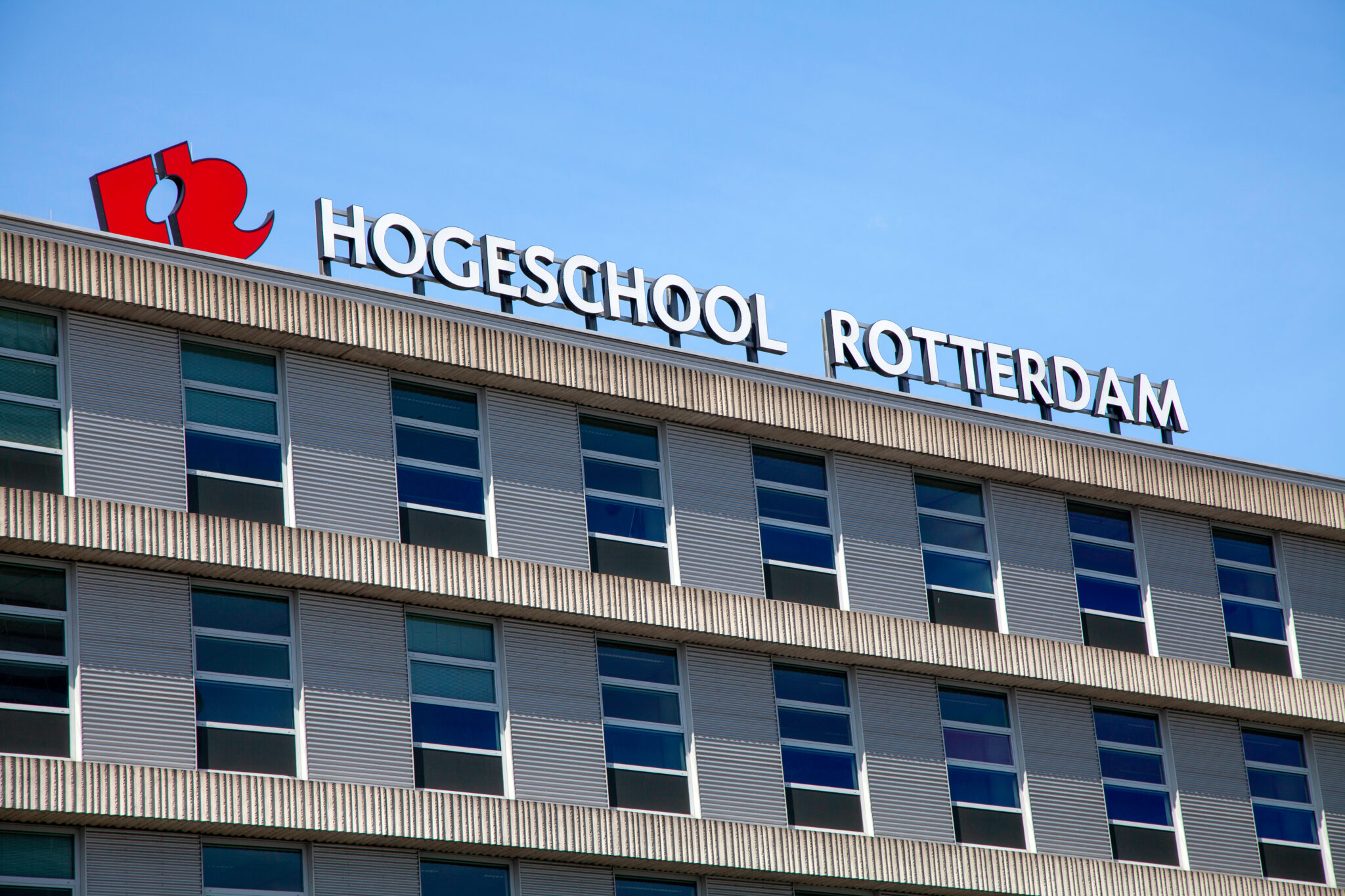 'Hogeschool Rotterdam' neonletters op gebouw Kralingse Zoom