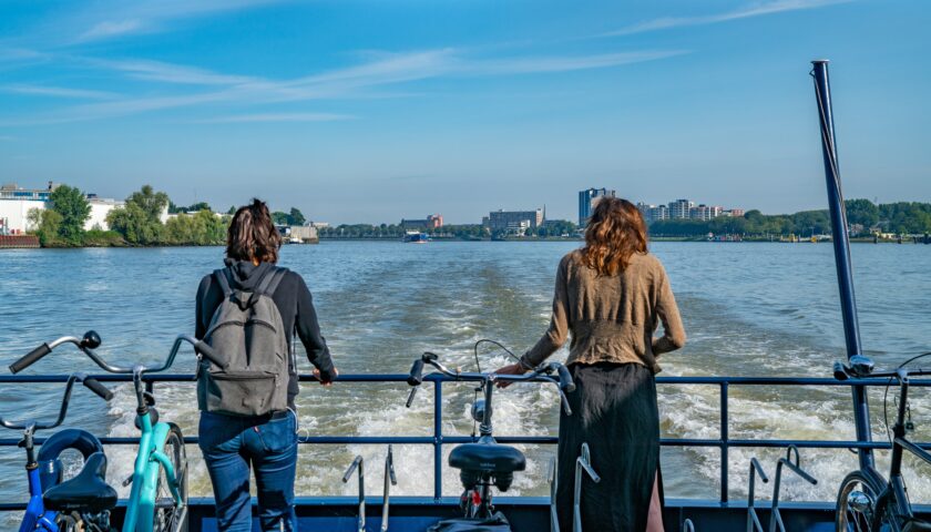 Twee jongeren met hun fiets op een veerboot in Rotterdam