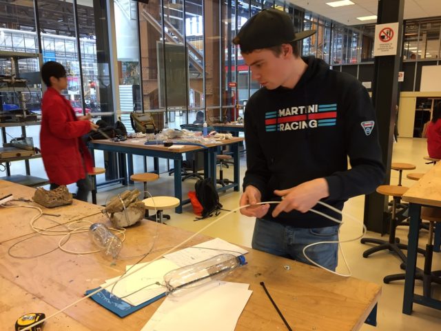 Foto student aan het werk met slimme boei