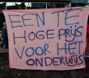 Foto van een spandoek met de tekst "Een te hoge prijs voor het onderwijs"